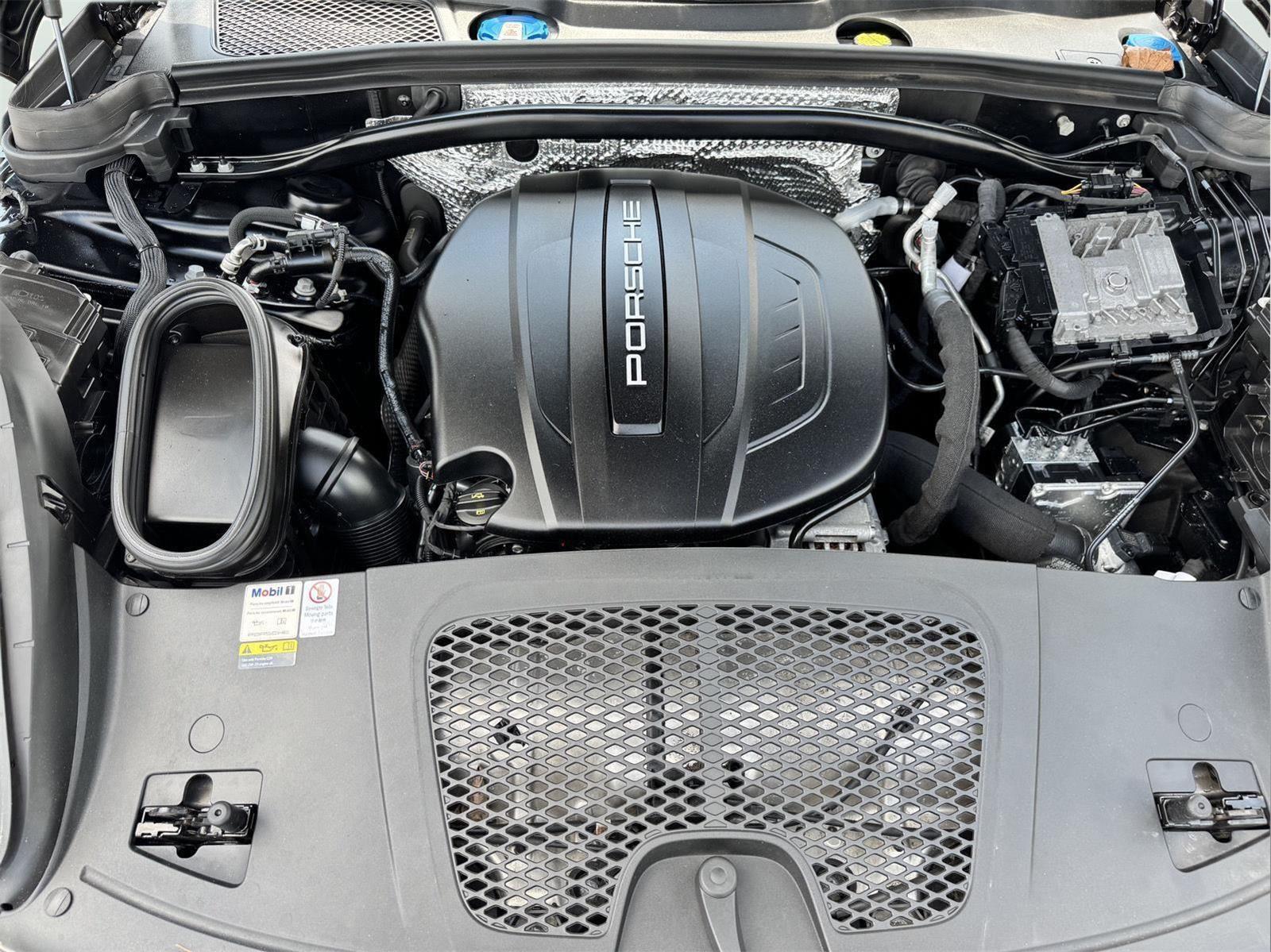 2021 Porsche Macan Base photo 57