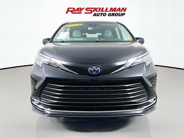 2024 Toyota Sienna XLE photo 2