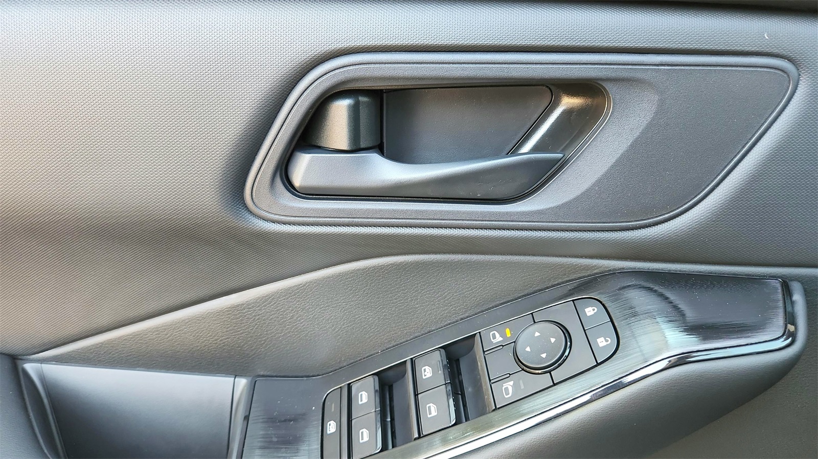 2025 Nissan Rogue S photo 12