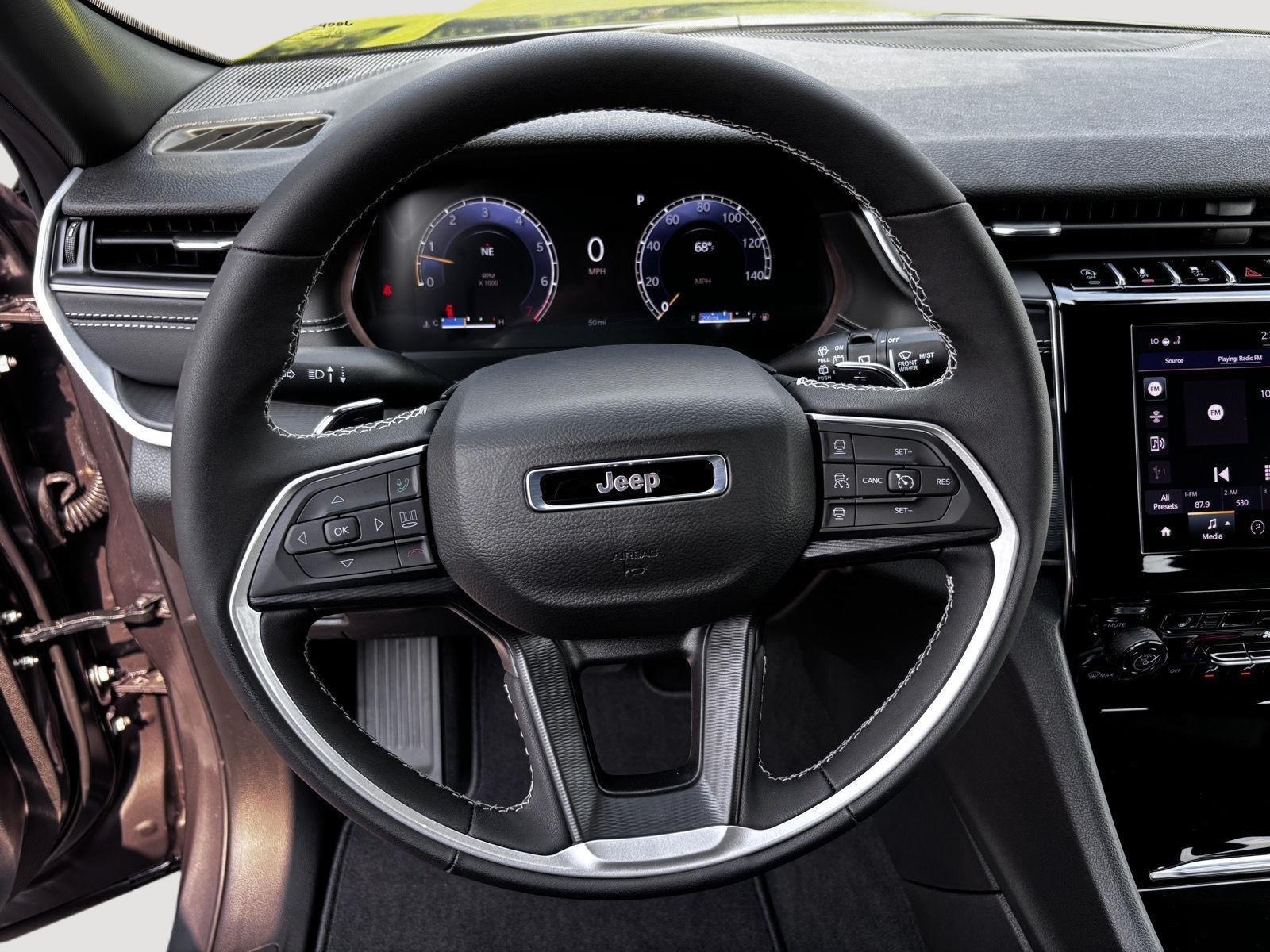 2025 Jeep Grand Cherokee Laredo photo 13