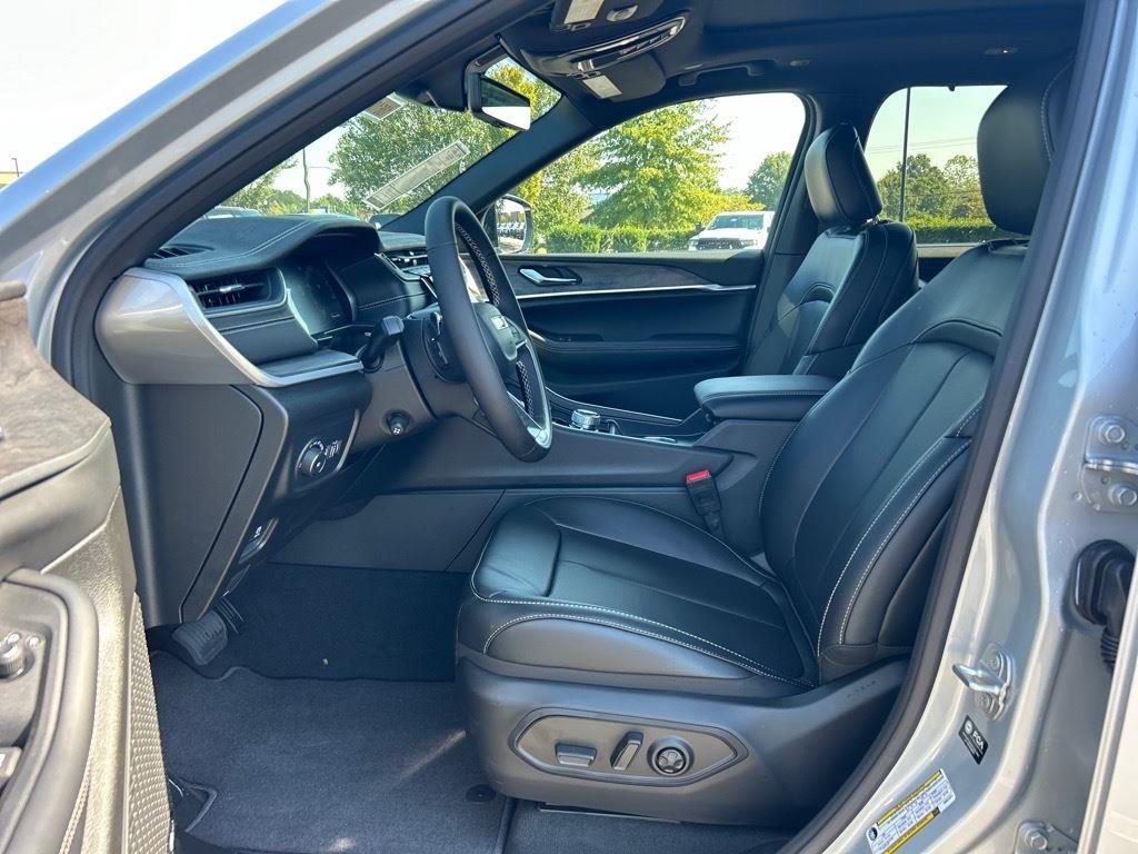 2025 Jeep Grand Cherokee Limited photo 4