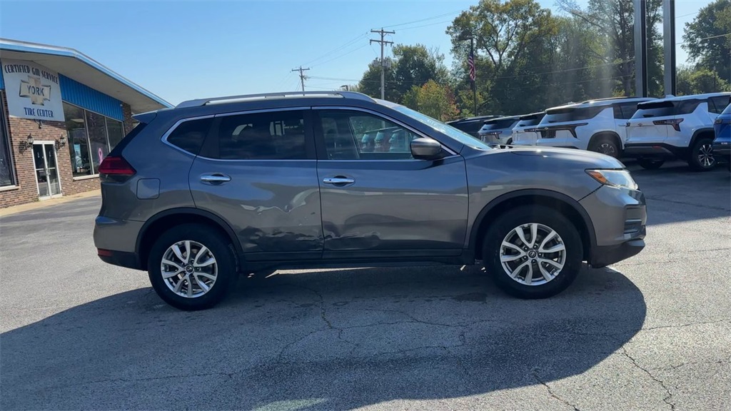 2017 Nissan Rogue SV photo 2
