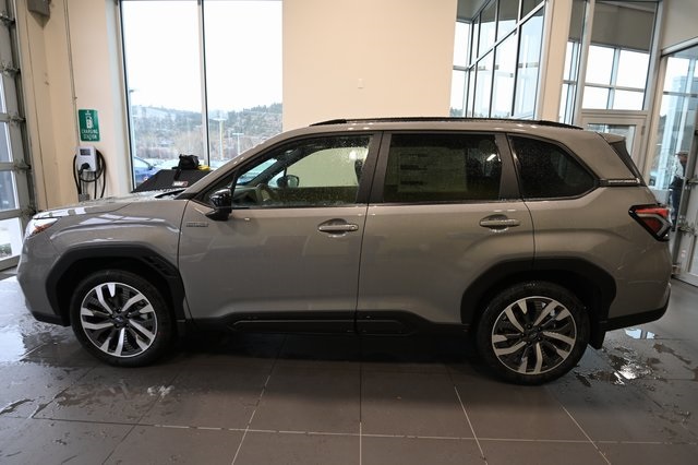 2025 Subaru Forester Touring photo 2