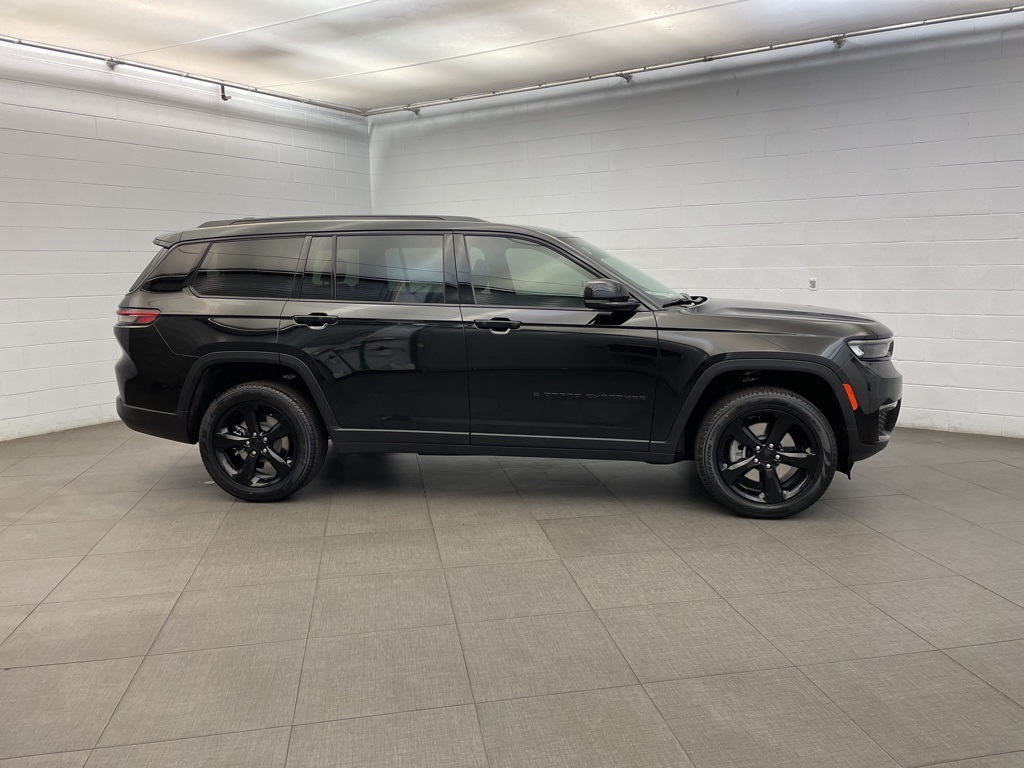2025 Jeep Grand Cherokee Limited photo 2