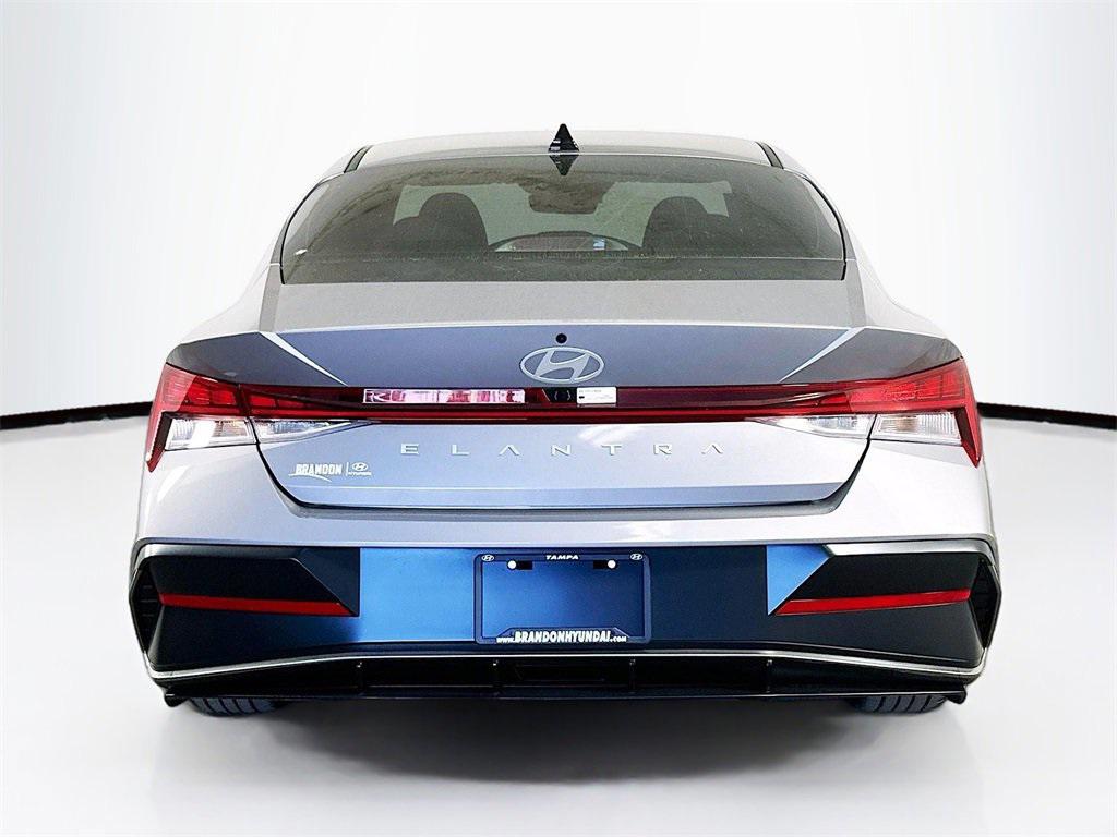 2025 Hyundai Elantra SEL Convenience photo 3