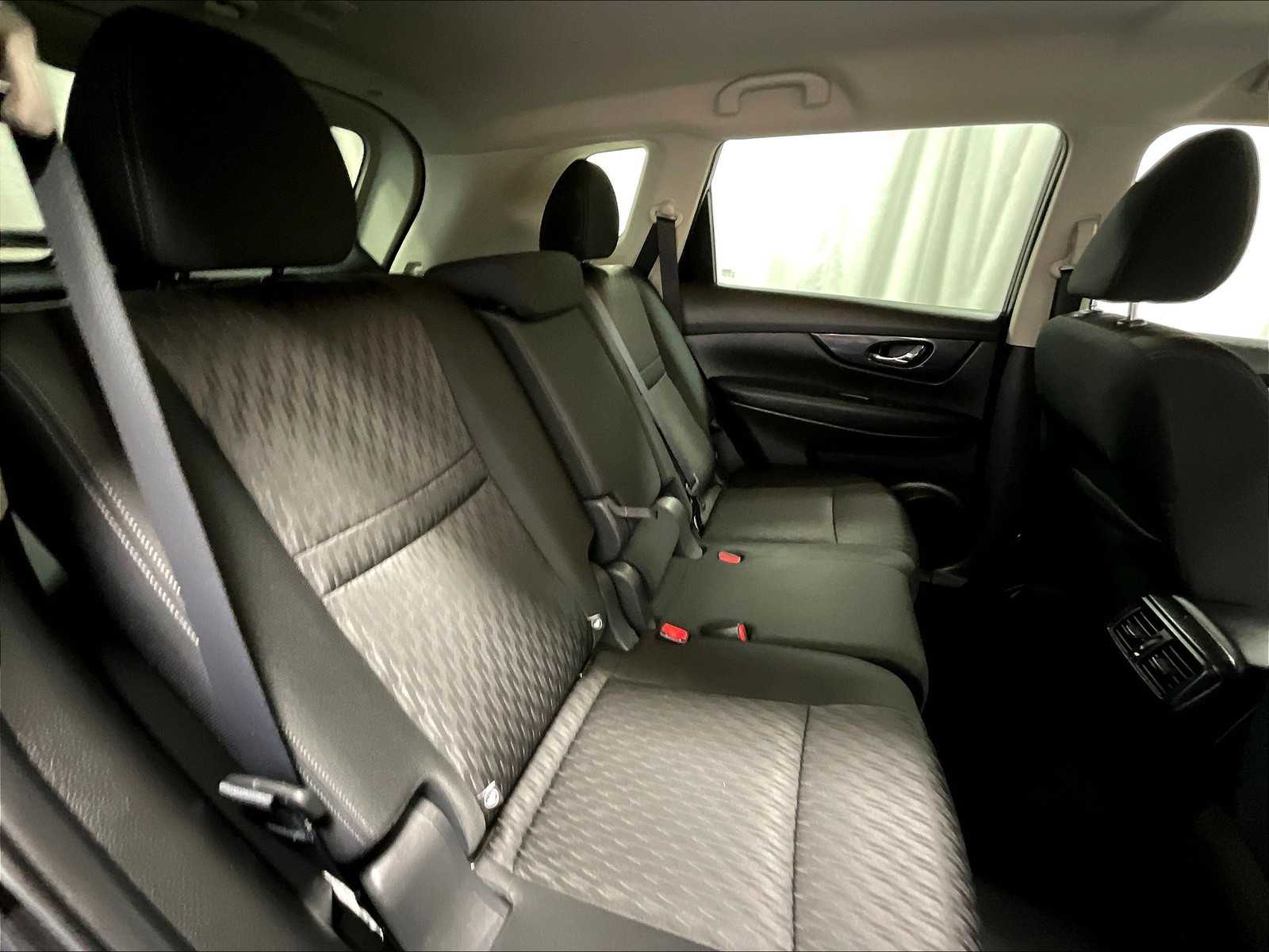 2019 Nissan Rogue SV photo 16