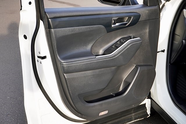 Used 2021 White Toyota XLE image 22