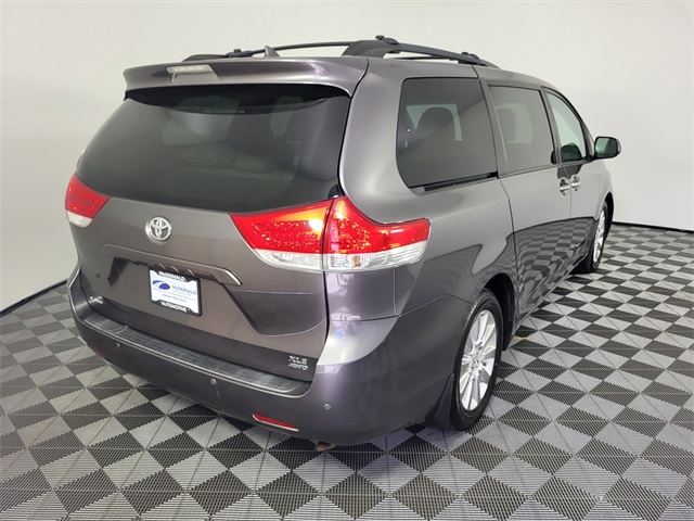 2011 Toyota Sienna XLE photo 3