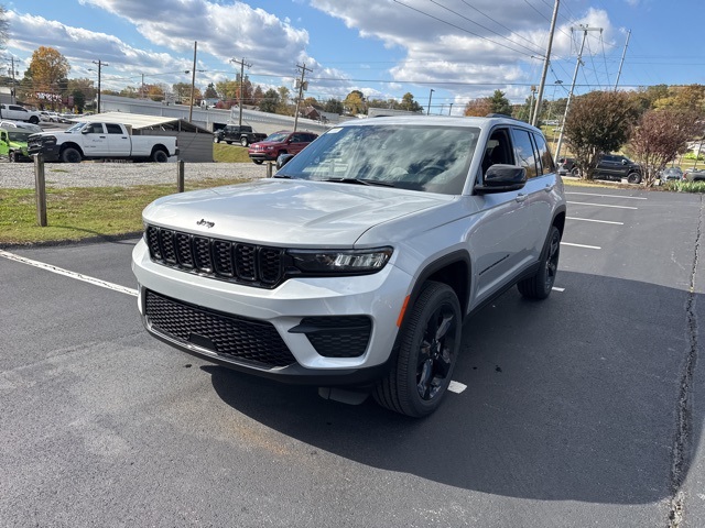 2025 Jeep Grand Cherokee Altitude photo 3