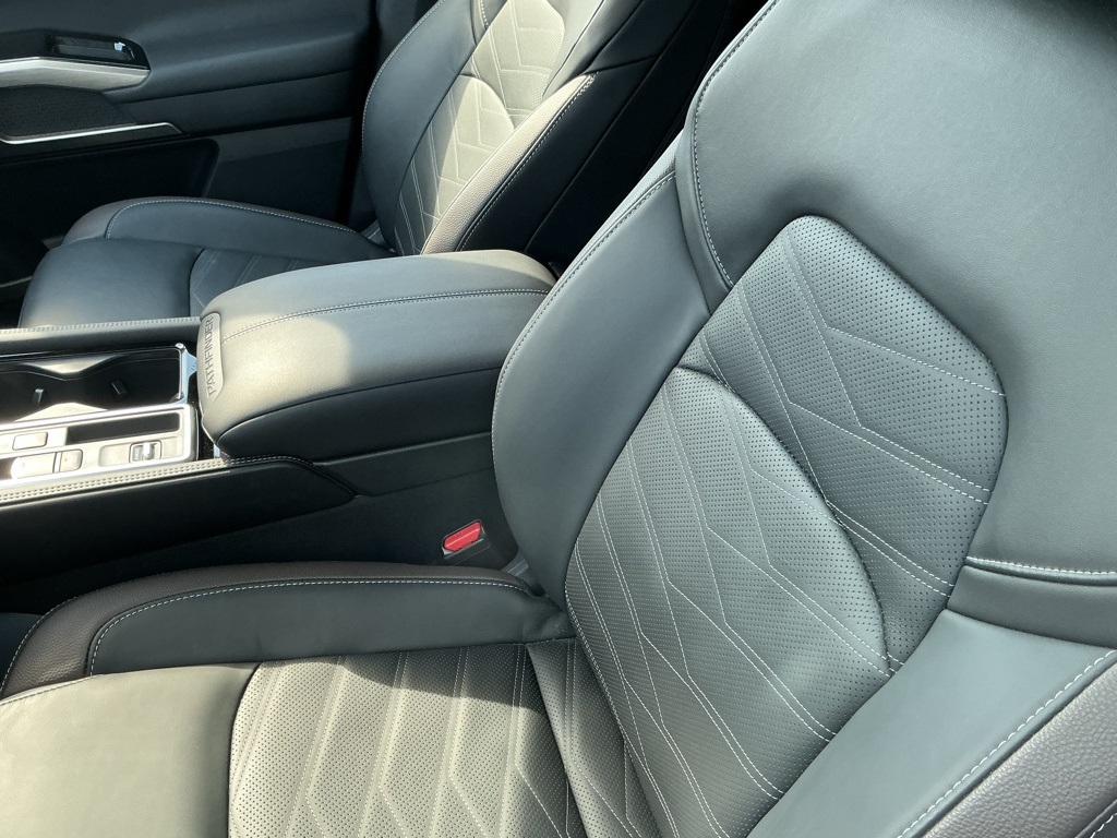 2024 Nissan Pathfinder Platinum photo 5