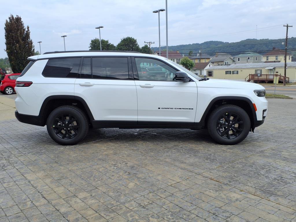 2025 Jeep Grand Cherokee Altitude photo 2