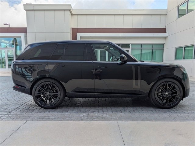 2025 Land Rover Range Rover SE photo 3
