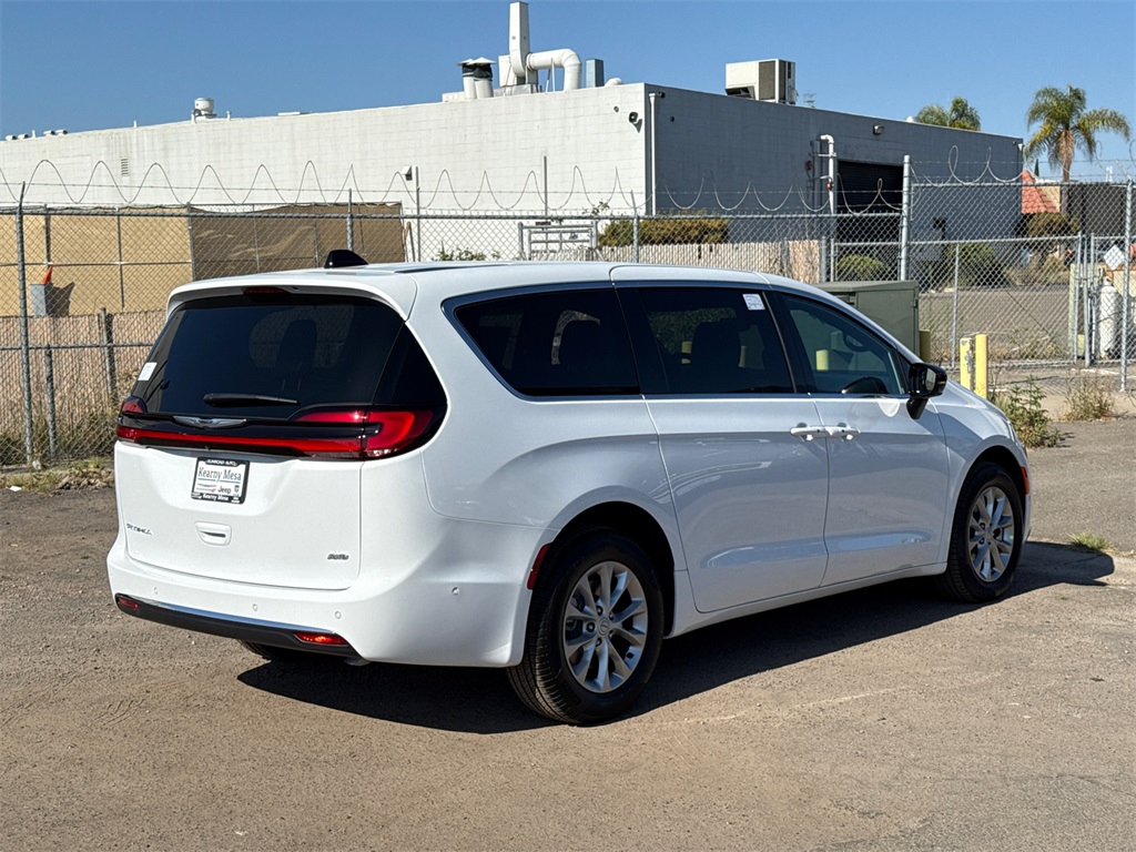 2025 Chrysler Pacifica photo 11
