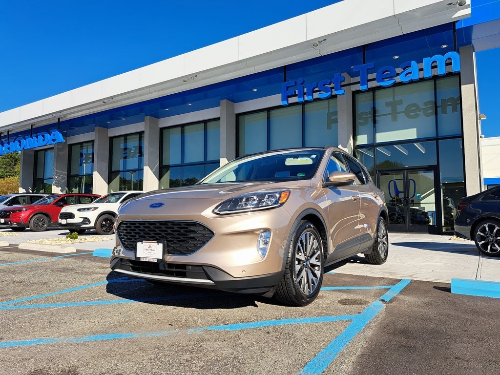 2020 Ford Escape Titanium Hybrid photo 2