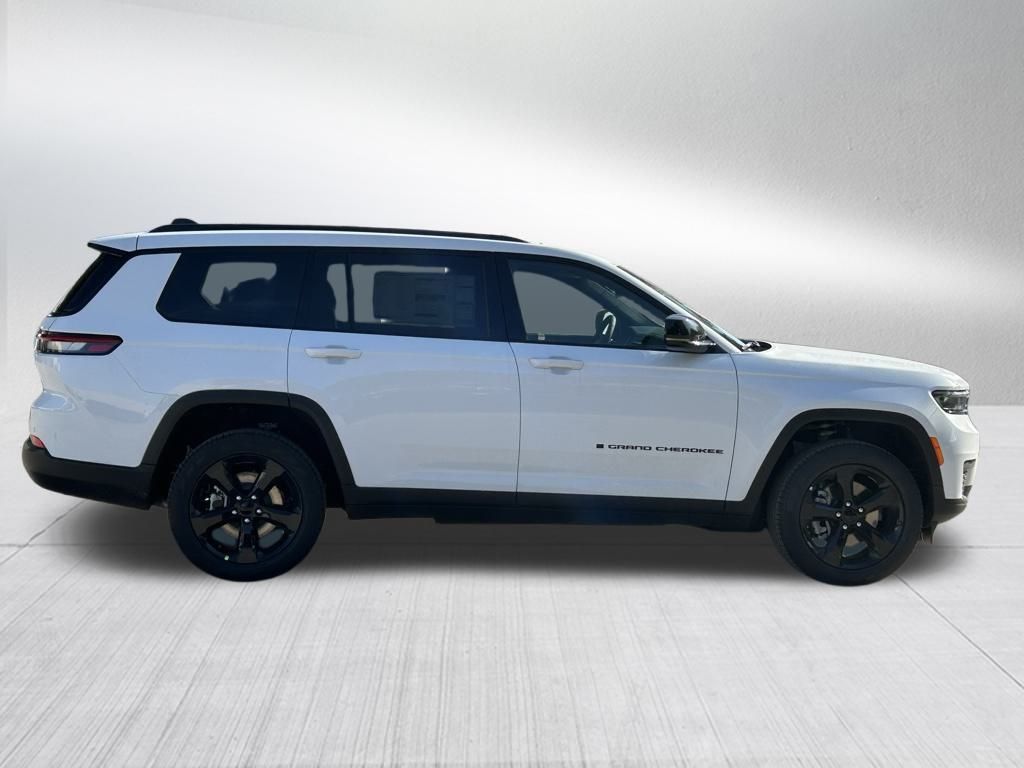 2025 Jeep Grand Cherokee Limited photo 3