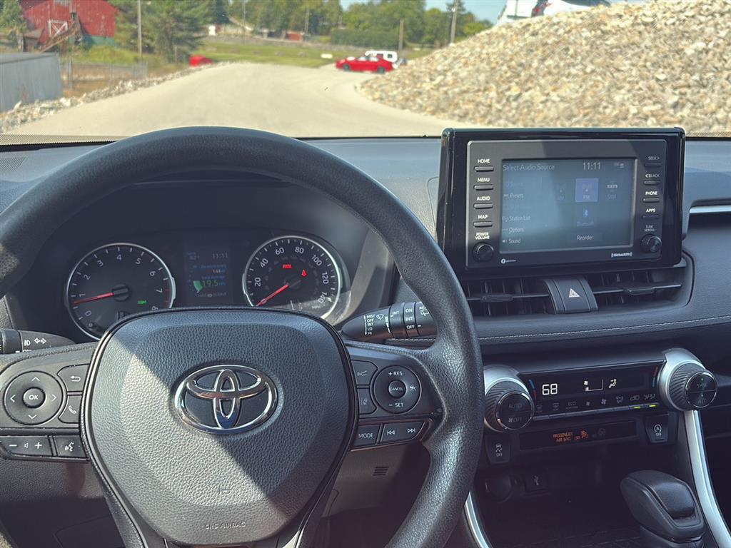 2020 Toyota RAV4 XLE photo 6