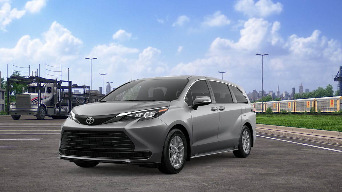 2026 Toyota Sienna LE's photo