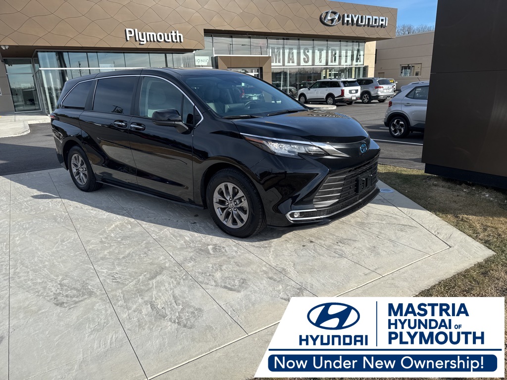 2023 Toyota Sienna XLE's photo