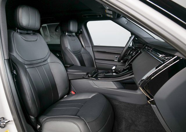 2025 Land Rover Range Rover Sport SE photo 2