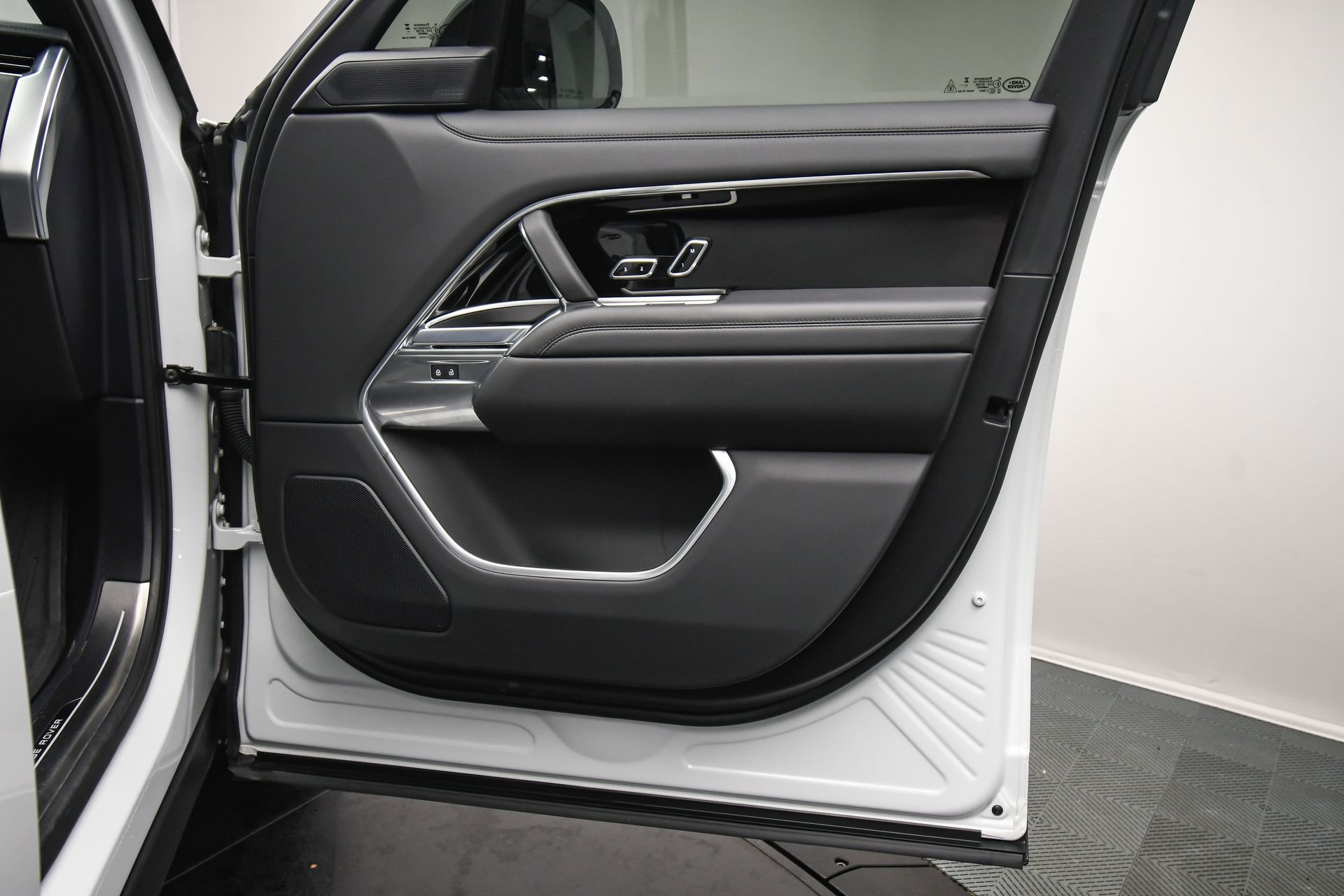 2025 Land Rover Range Rover SE photo 40