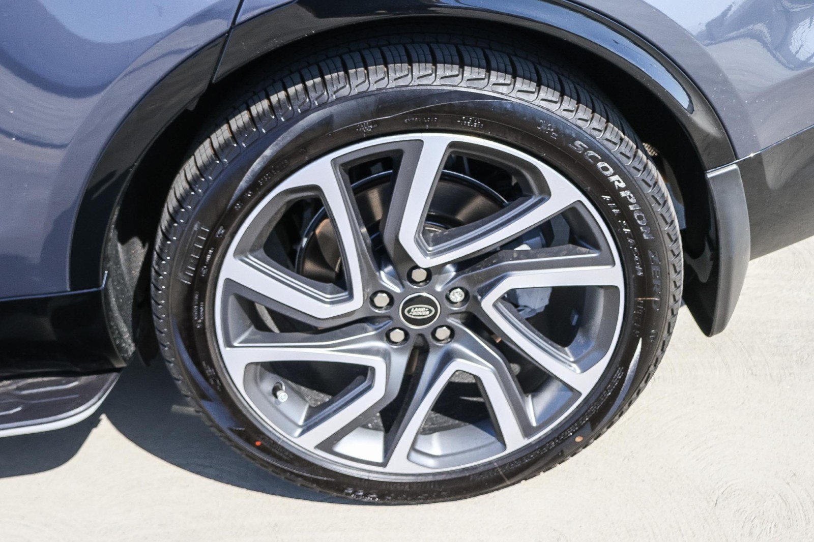 2025 Land Rover Discovery SE photo 8