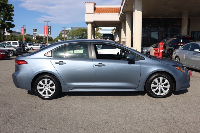 2022 Toyota Corolla LE photo 2