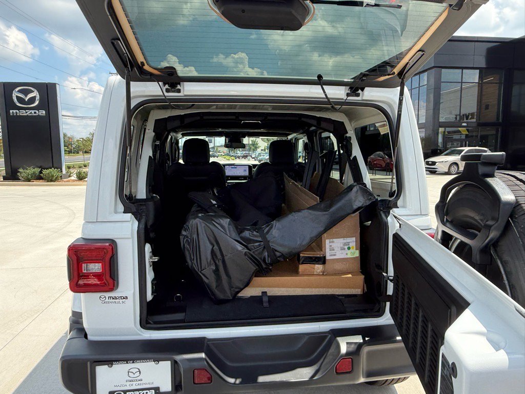 2024 Jeep Wrangler Sahara photo 18