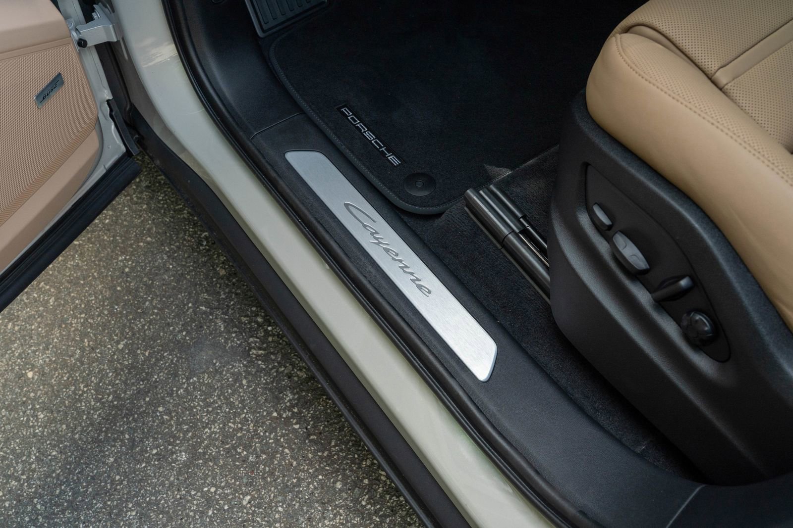 2026 Porsche Cayenne Base photo 21