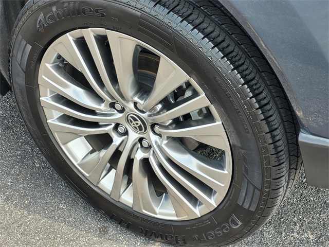 2022 Toyota Venza Limited photo 4