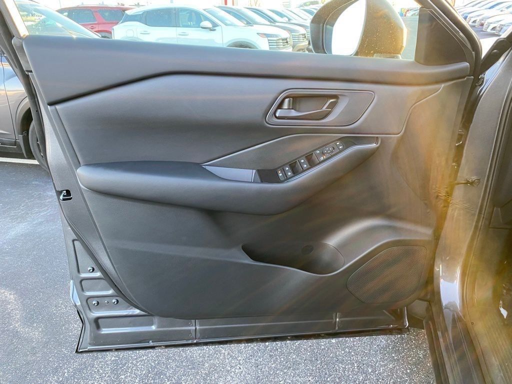 2025 Nissan Rogue S photo 16
