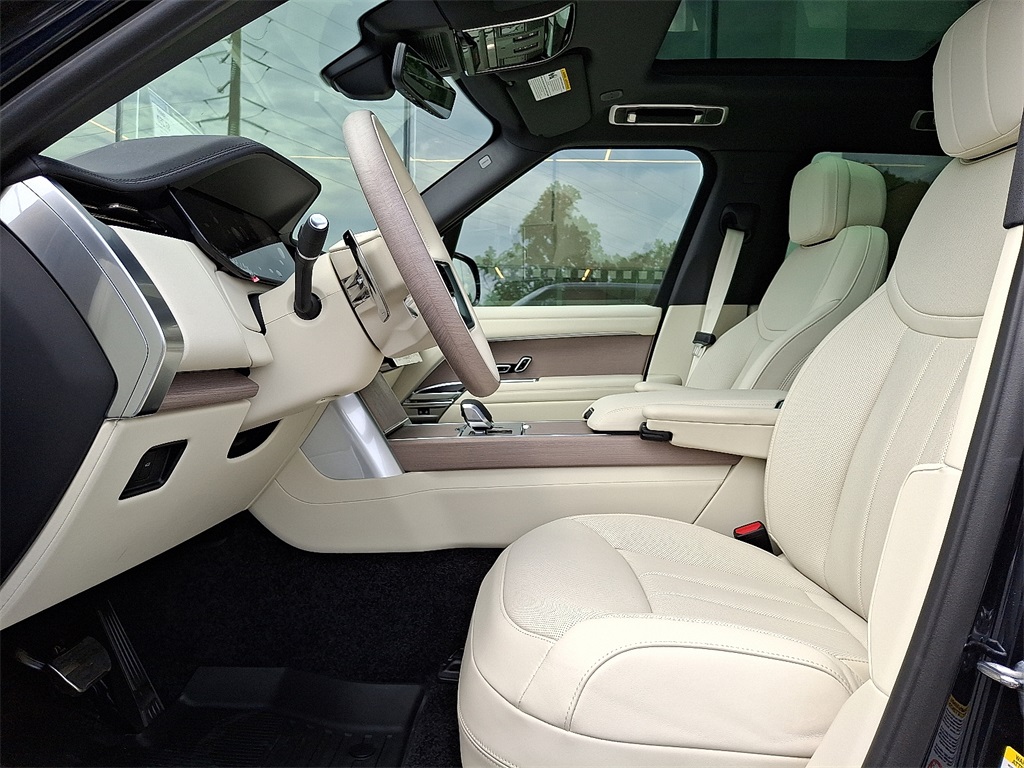 2025 Land Rover Range Rover SE photo 9
