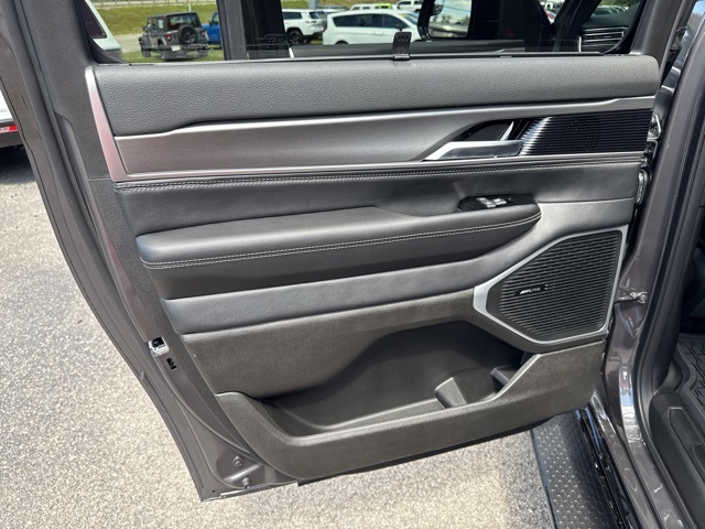 2025 Jeep Wagoneer L Series II Carbide photo 16
