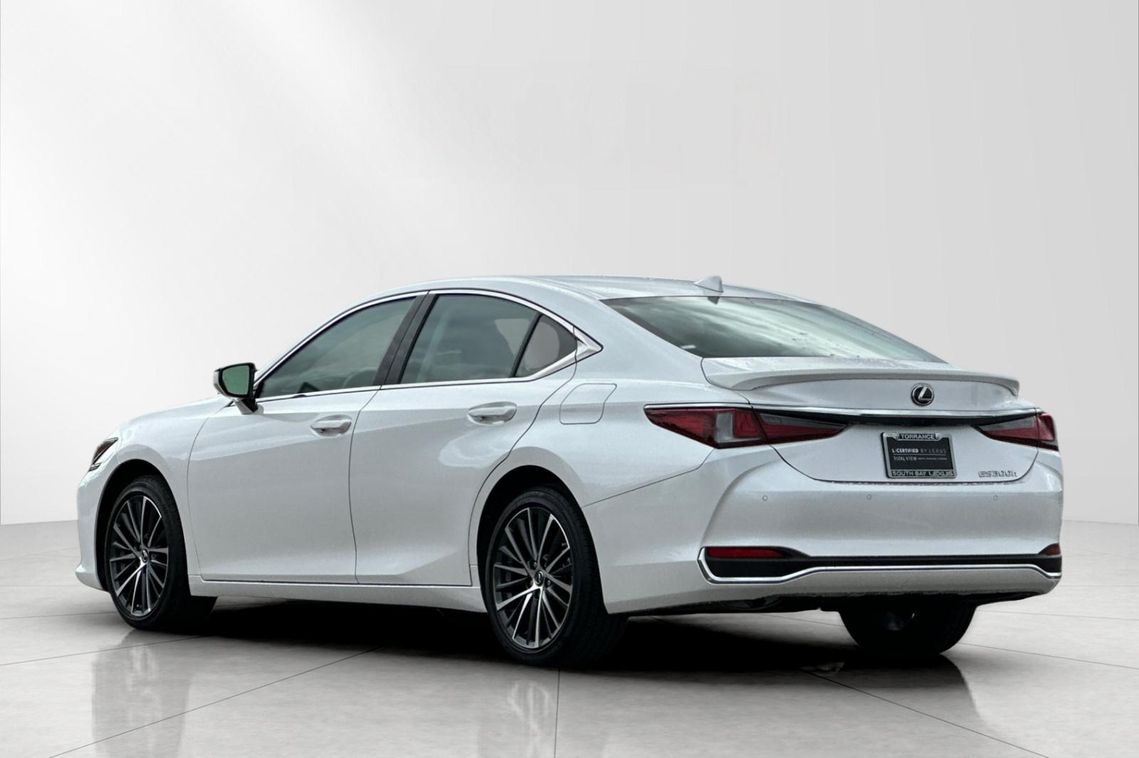 2025 Lexus ES 300h photo 3
