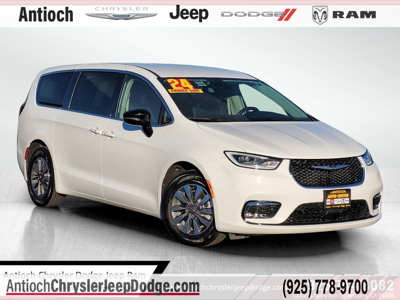 2024 Chrysler Pacifica PHEV Select's photo