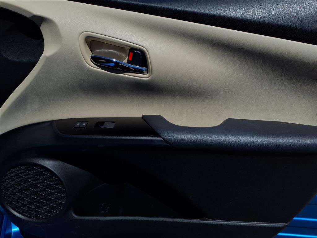 2019 Toyota Prius LE photo 22