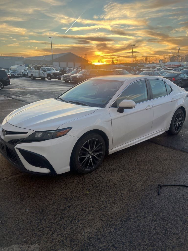 2022 Toyota Camry SE's photo