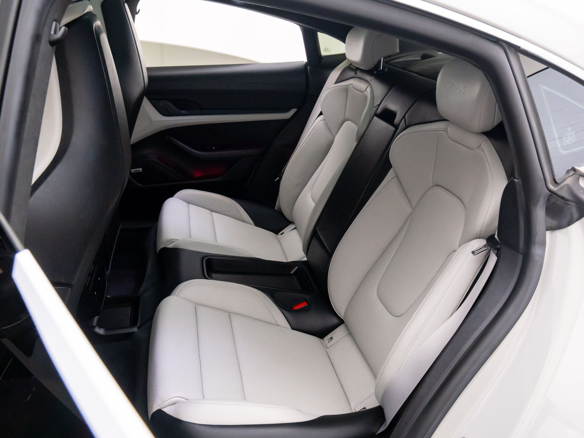 2021 Porsche Taycan Turbo photo 16