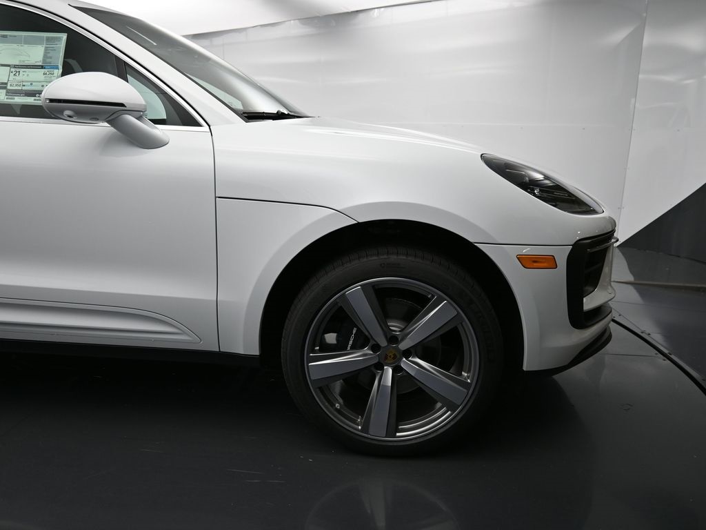 2026 Porsche Macan T photo 17