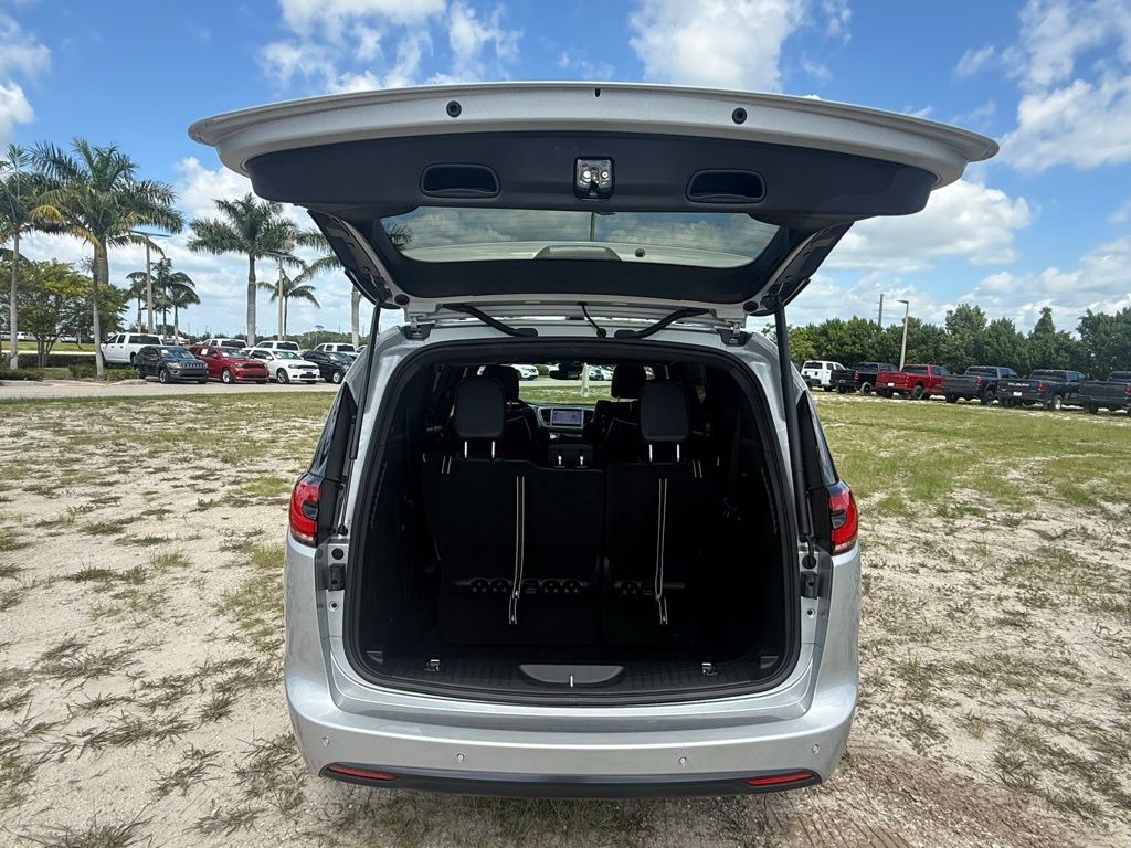 2026 Chrysler Pacifica Limited photo 28