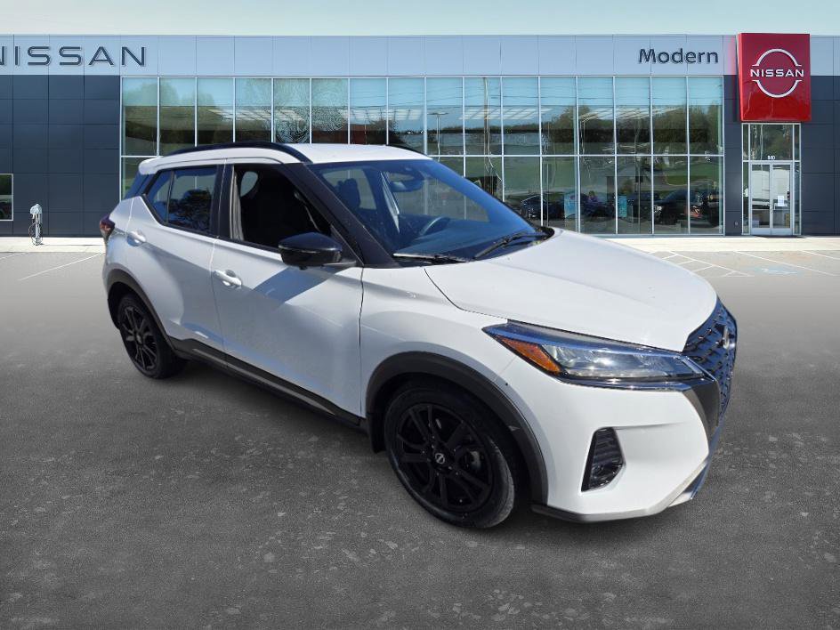 2022 Nissan Kicks SR photo 2