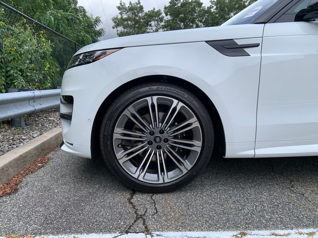 2025 Land Rover Range Rover Sport SE photo 9