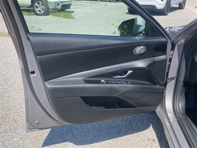 2022 Hyundai Elantra SEL photo 17
