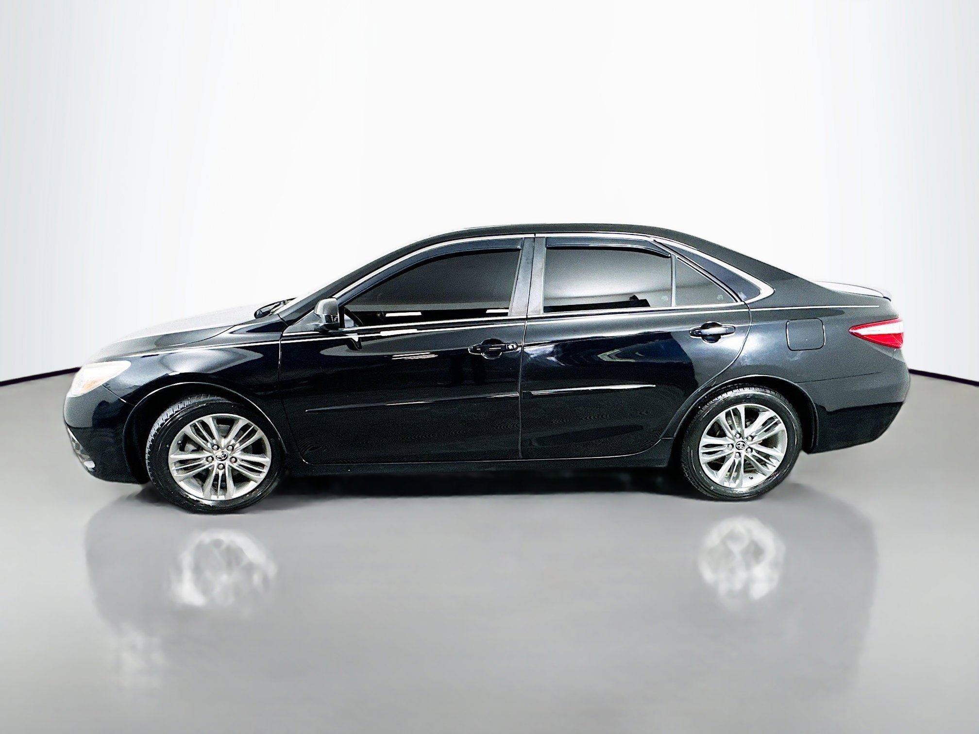 2015 Toyota Camry SE photo 4