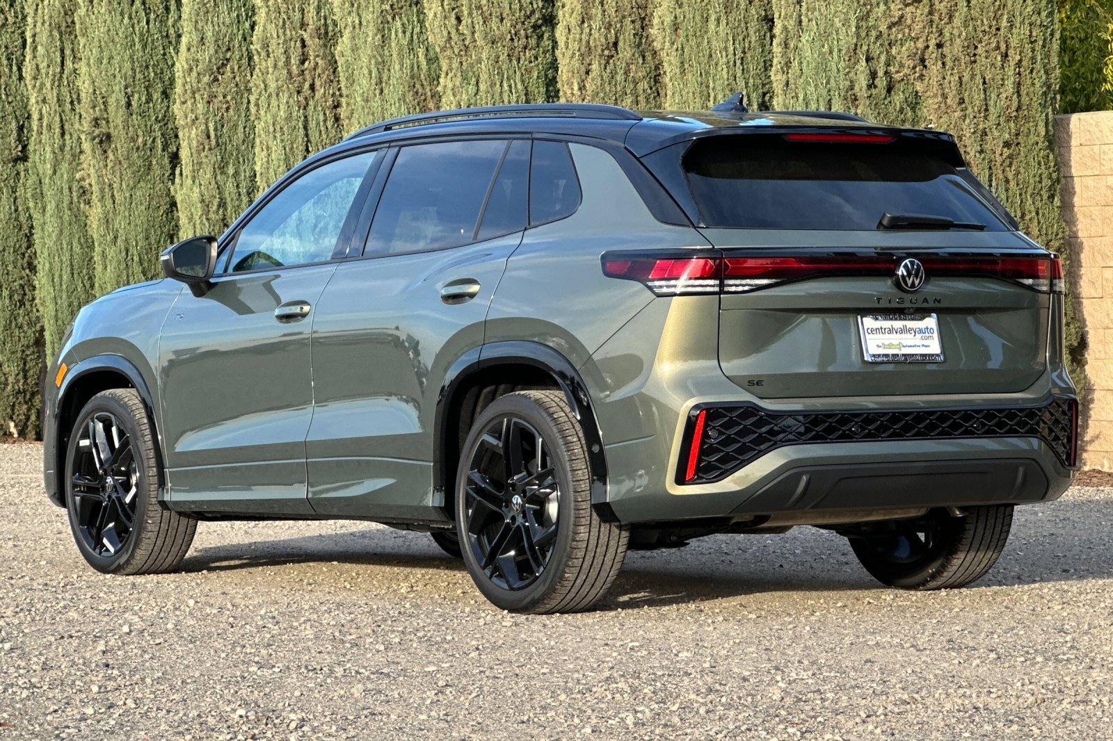 2026 Volkswagen Tiguan SE R-Line Black photo 4