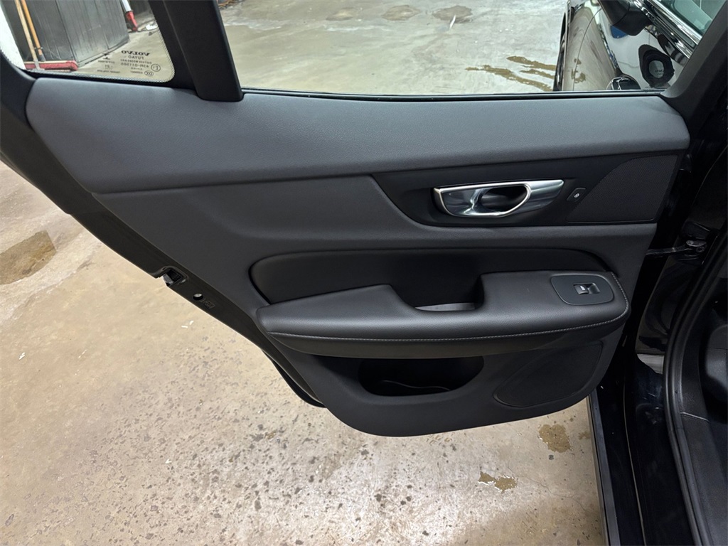 2023 Volvo S60 B5 Plus Black Edition photo 15