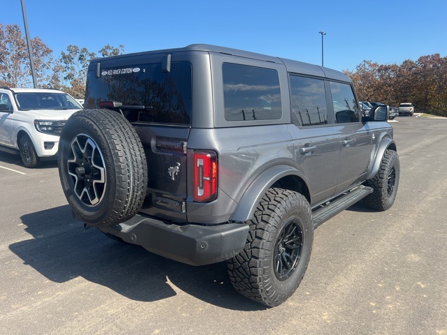 2024 Ford Bronco Outer Banks photo 2