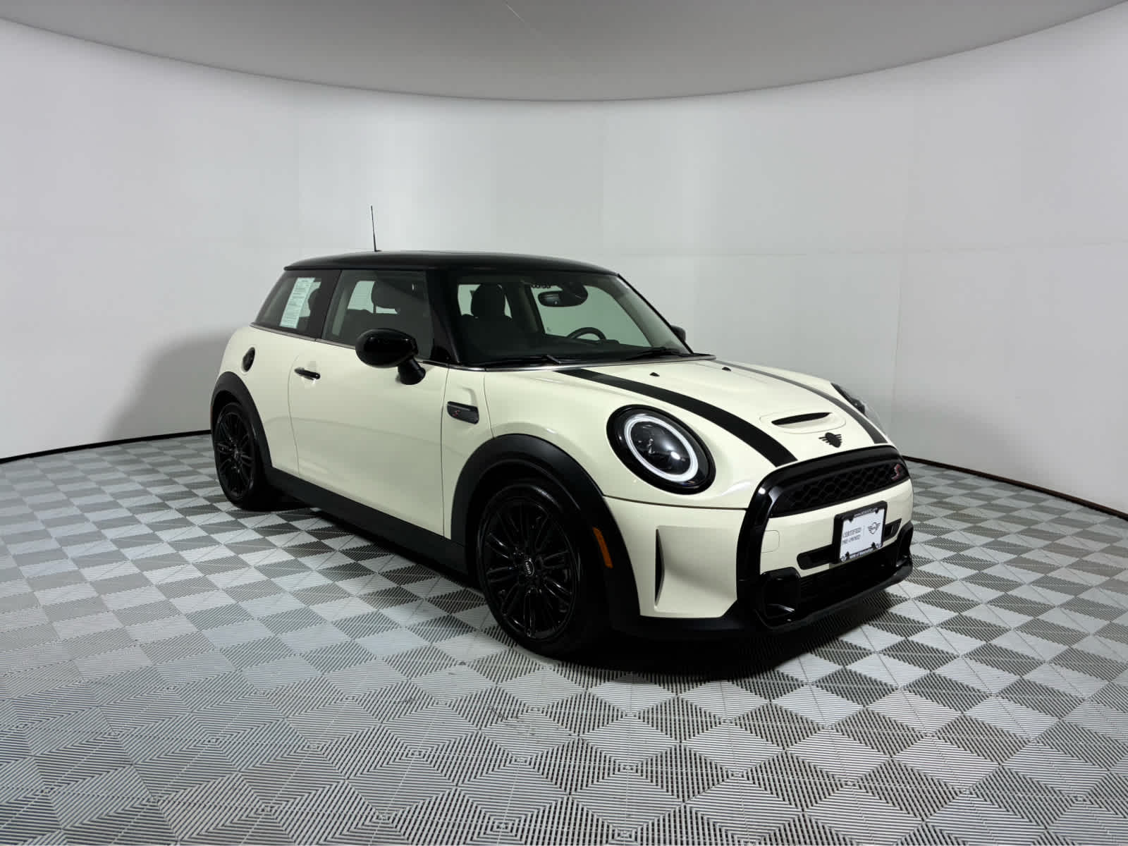 2023 MINI 3 Door S's photo
