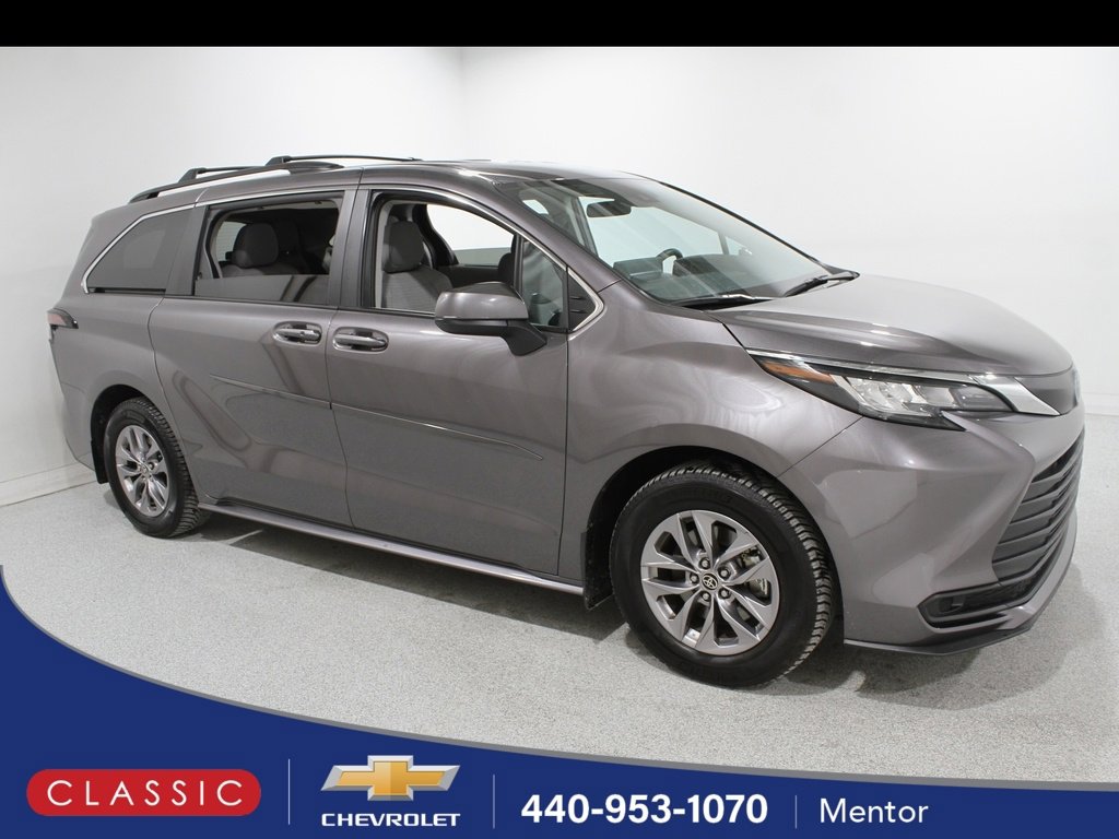 2023 Toyota Sienna LE's photo