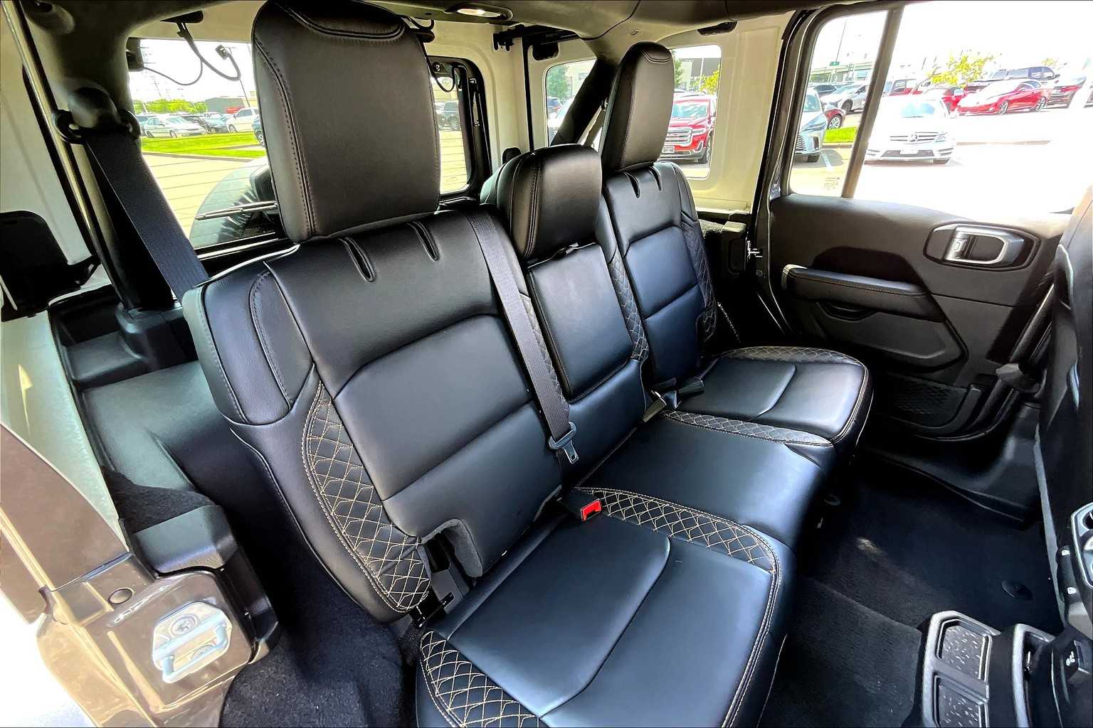 2020 Jeep Wrangler Unlimited Sahara High Altitude photo 16
