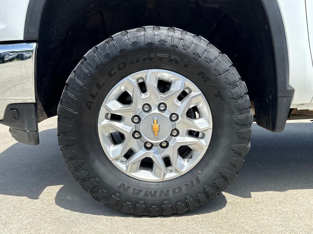 2023 Chevrolet Silverado 2500HD LT photo 3